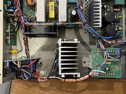 Innenansicht eines elektronischen Geräts mit Platinen und Verkabelung