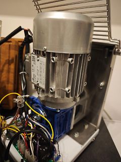 Elektromotor mit Verkabelung und Typenschild