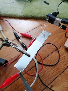 Versuchsaufbau mit Metallstreifen und Krokodilklemmen