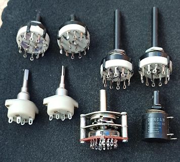 Mehrere Potentiometer auf dunklem Untergrund