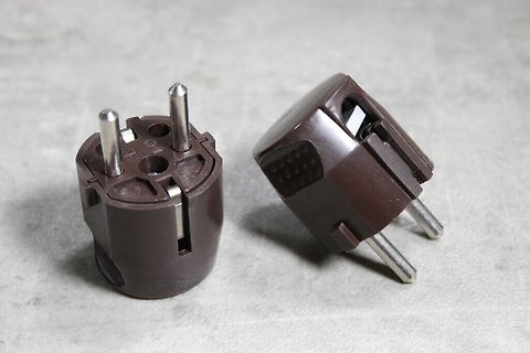 Zwei braune Schuko-Stecker