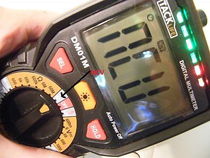 Digitales Multimeter mit Messwert