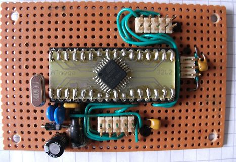 Geätzte Lochrasterplatine mit ATmega Mikrocontroller
