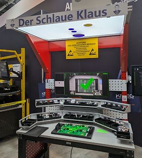 Elektronik-Arbeitsplatz mit Monitor und Leiterplatte