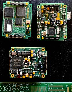 Drei bestückte Leiterplatten mit FPGA und Komponenten
