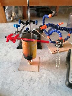 Experimenteller Aufbau mit Metallbehälter und Klemmen