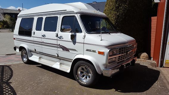 Weißer Chevy Van mit Hochdach