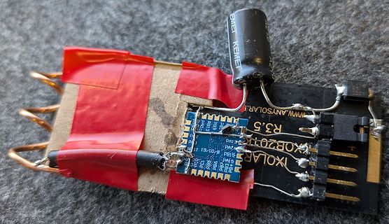 Bastelprojekt mit Leiterplatte, Kondensator und Klebeband