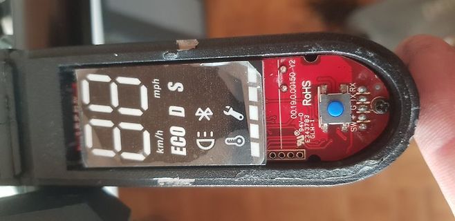 Display eines E-Bike-Tachos mit Leiterplatte