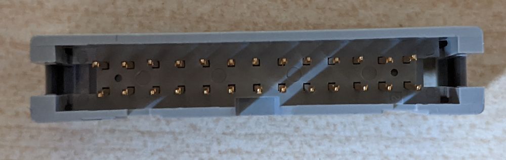 Elektrischer Steckverbinder mit Goldkontakten