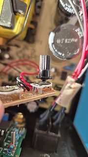 Nahaufnahme von elektronischen Bauteilen und Leiterplatten