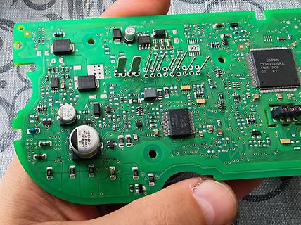 Grüne Leiterplatte mit elektronischen Bauteilen
