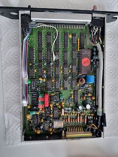 Geöffnete Elektronikplatine mit vielen integrierten Schaltkreisen