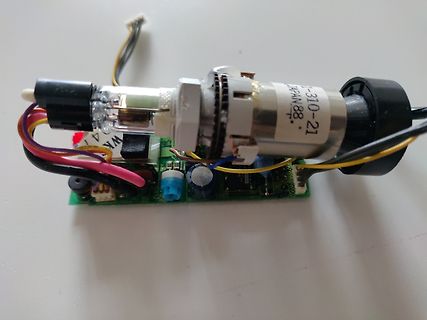 Elektronikaufbau mit Vakuumröhre und Leiterplatte