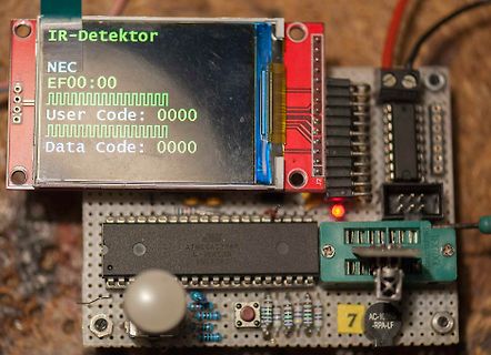 Mikrocontroller-Aufbau mit LCD-Display und IR-Detektor