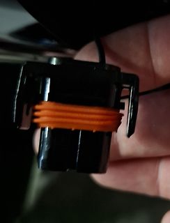 Elektrischer Stecker mit orangefarbenem Dichtungsring