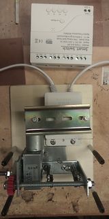 Smart Switch und mechanischer Aufbau auf Holzbrett