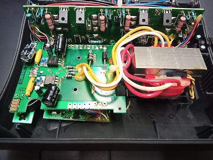 Innenansicht eines elektronischen Geräts mit Leiterplatten und Transformator