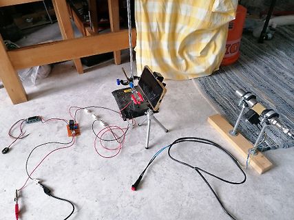 Elektronik-Versuchsaufbau mit Smartphone, Breadboard und Kabeln