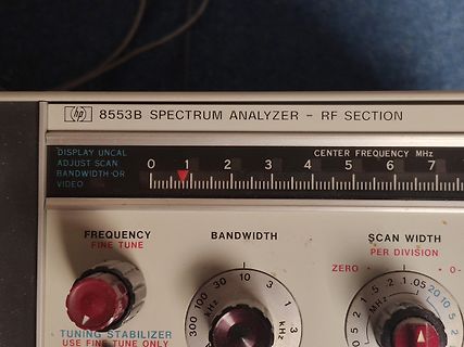 Bedienfeld eines HP 8553B Spektrum-Analysators