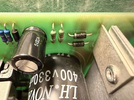 Nahaufnahme von elektronischen Bauteilen auf einer Leiterplatte
