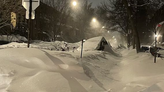 Verschneite Straße bei Nacht