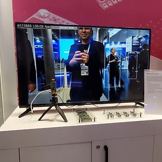 Monitor mit Gesichtserkennung und Mikrocontroller-Boards auf Tisch