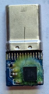 USB-Stick mit beschädigter Leiterplatte und Korrosion