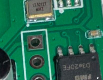 Nahaufnahme einer grünen Leiterplatte mit elektronischen Bauteilen