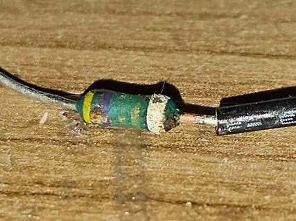 Beschädigter Widerstand an einem Kabel