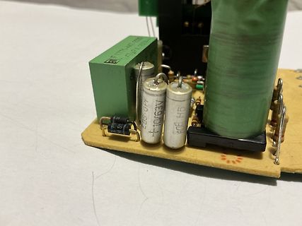 Nahaufnahme einer Leiterplatte mit Elektrolytkondensatoren