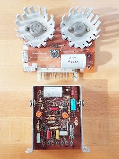 Zwei Leiterplatten mit Kühlkörpern und elektronischen Bauteilen