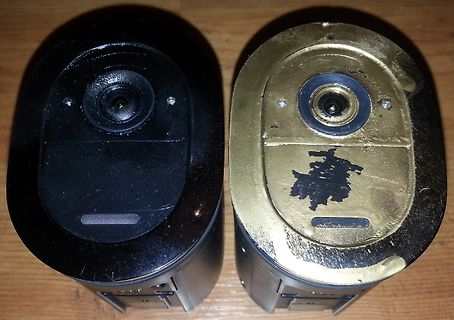 Zwei Gehäuseoberseiten, schwarz und goldfarben