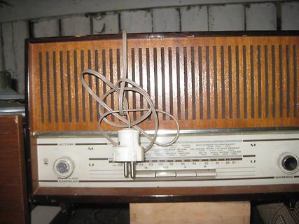 Altes Radio mit Skala und Netzkabel