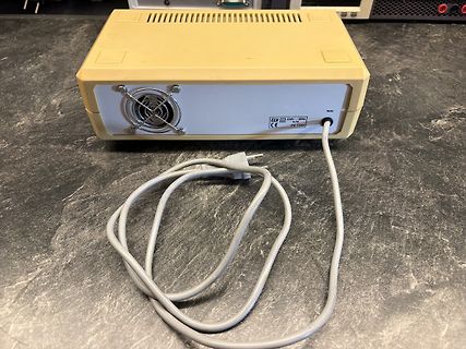Netzgerät mit Lüfter und Netzkabel