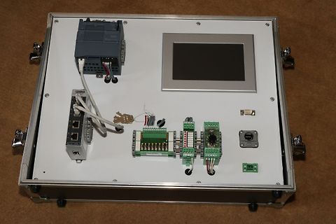 Elektronik-Testaufbau in einem Transportkoffer mit Display