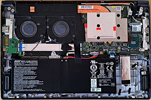 Innenansicht eines Acer Laptops mit Akku und Lüftern
