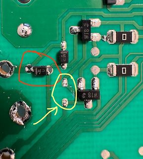 Nahaufnahme einer Leiterplatte mit markierten Bauteilen