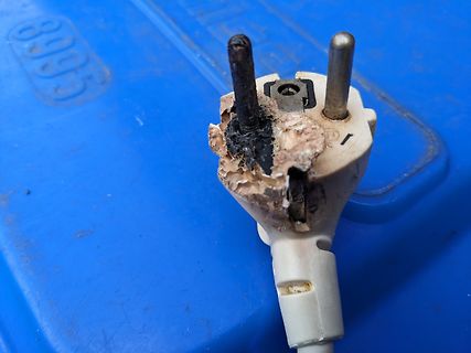 Beschädigter, verschmorter Netzstecker
