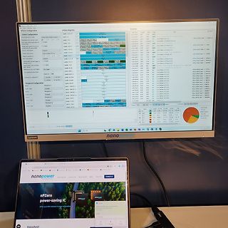 Foto von zwei Laptops mit Software-Anzeigen
