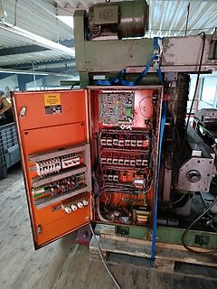 Offener Schaltschrank einer Industriemaschine