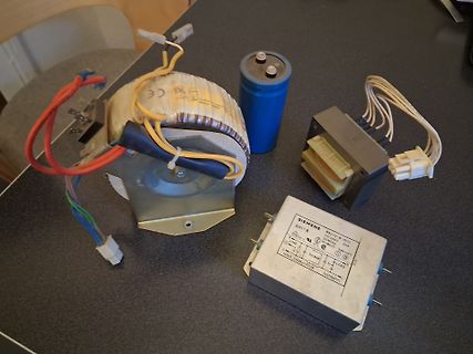 Elektronische Bauteile wie Transformatoren und Kondensator