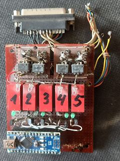 Selbstgebaute Platine mit Relais, LEDs und Mikrocontroller