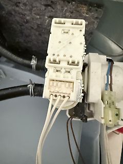 Elektrischer Steckverbinder mit Kabeln
