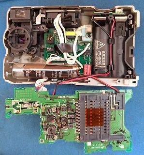 Zerlegtes elektronisches Gerät mit Leiterplatten und Akku