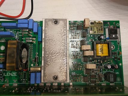 Leiterplatte eines Netzteils mit Lenze-Beschriftung