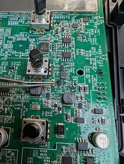 Nahaufnahme einer grünen Leiterplatte mit elektronischen Bauteilen