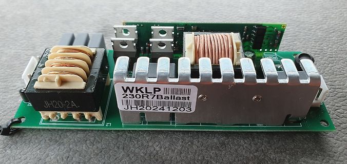 Leiterplatte eines Ballasts mit Kühlkörpern und Spulen