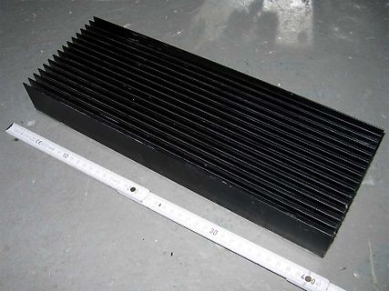 Schwarzer Kühlkörper mit Lineal