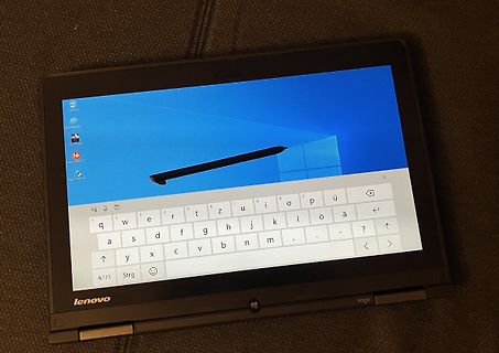 Lenovo Yoga Tablet mit Windows-Bildschirm und Tastatur